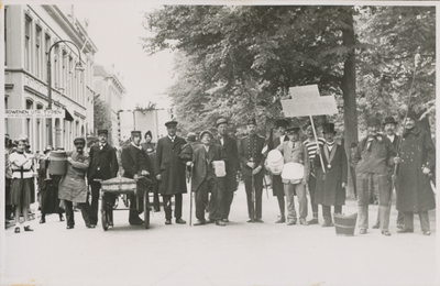 879336 Groepsportret van 'Verdwenen Utrechtsche Typen', deelnemers aan de feestelijke optocht, georganiseerd in het ...